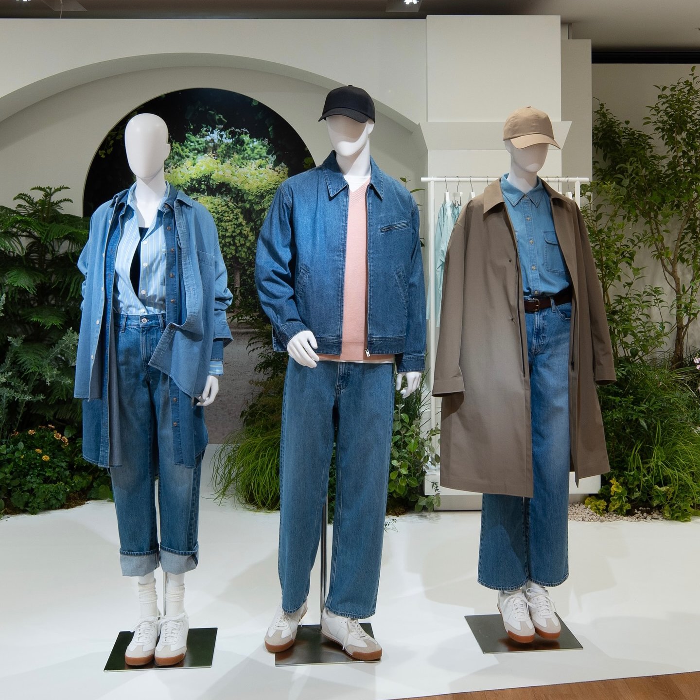 UNIQLO (2) UNIQLO mannequins wearing outfit